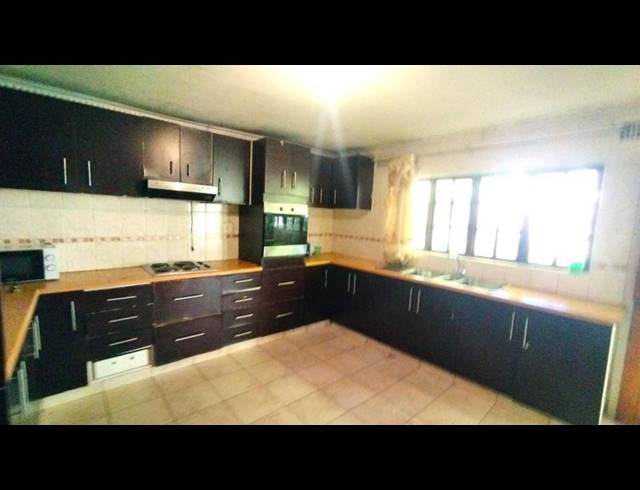 5 BEDROOM HOUSE FOR SALE IN PRESTBURY